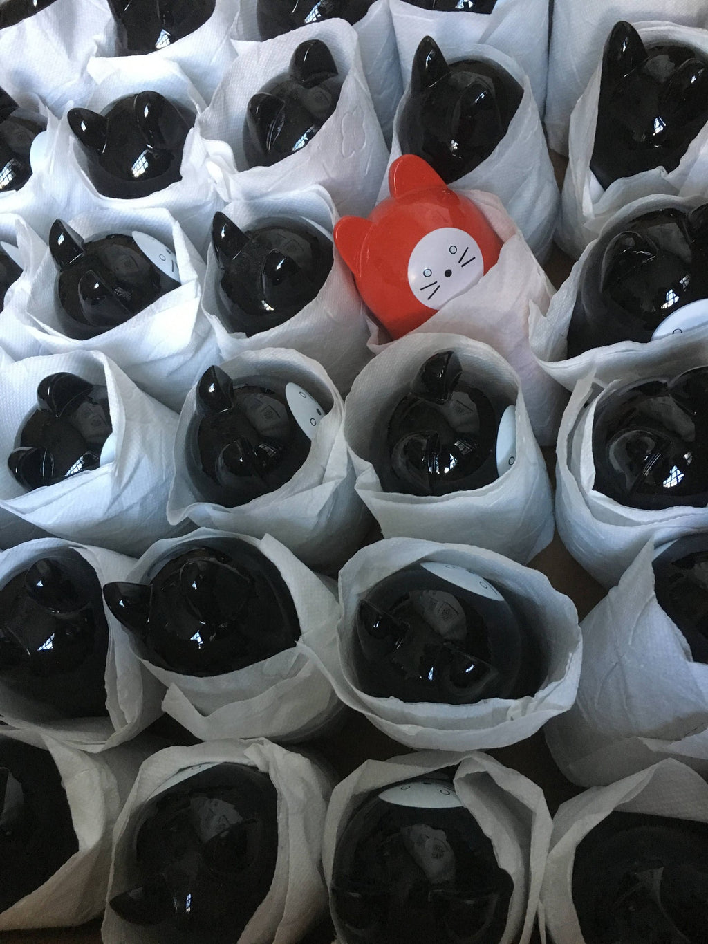 Chat Daruma Rouge "Chance" - Daruma japonais, figurine - mise en situation - Diminuto Cielo