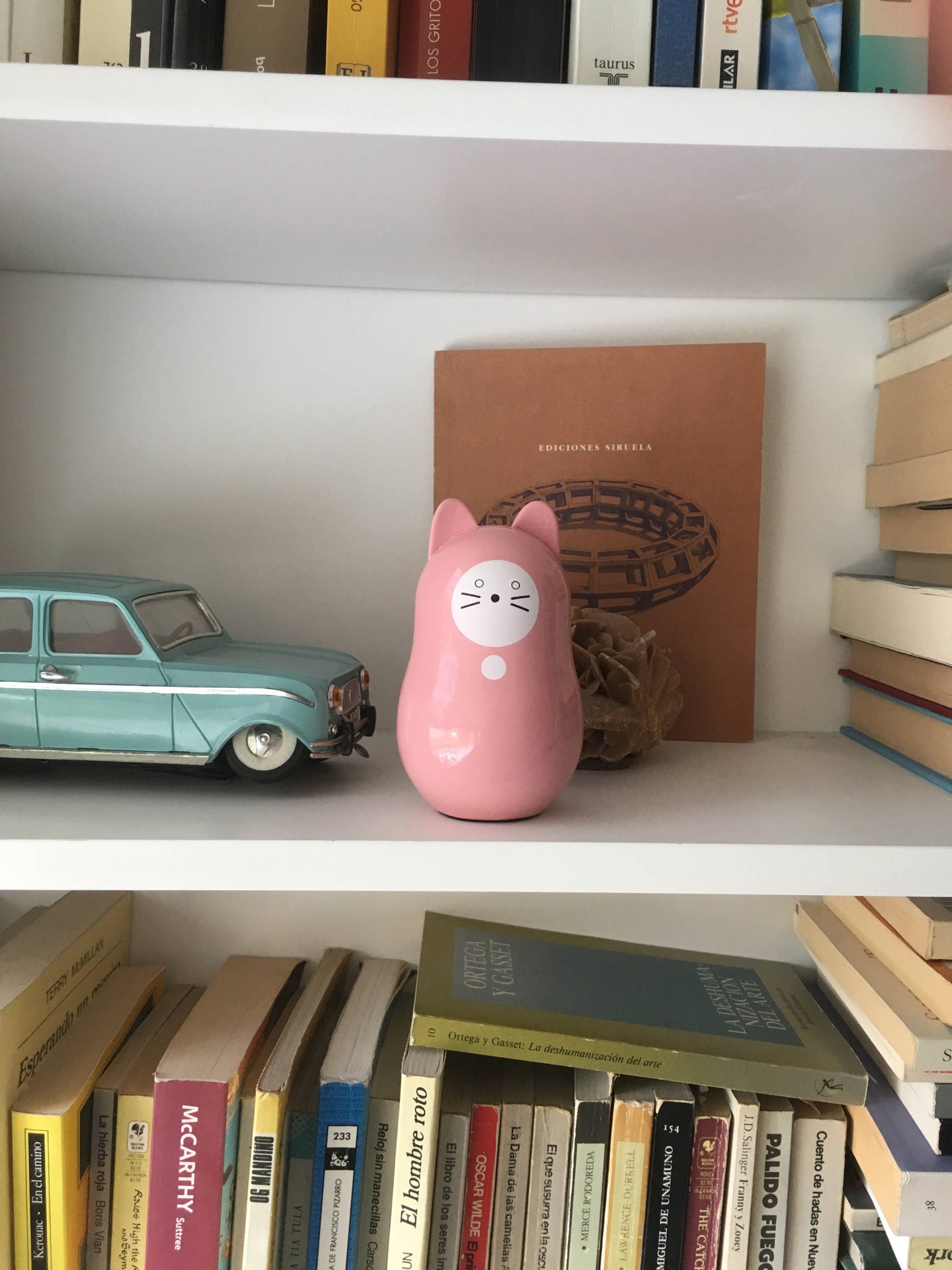 Rosa Daruma-Katze „Liebe“