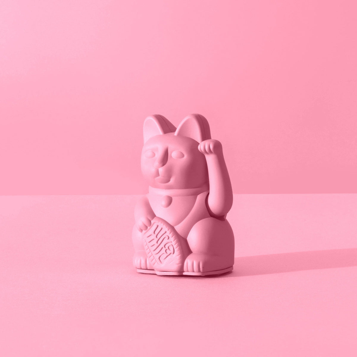 Mise en situation : Mini Chat Chanceux Rose Chaud – Donkey Products