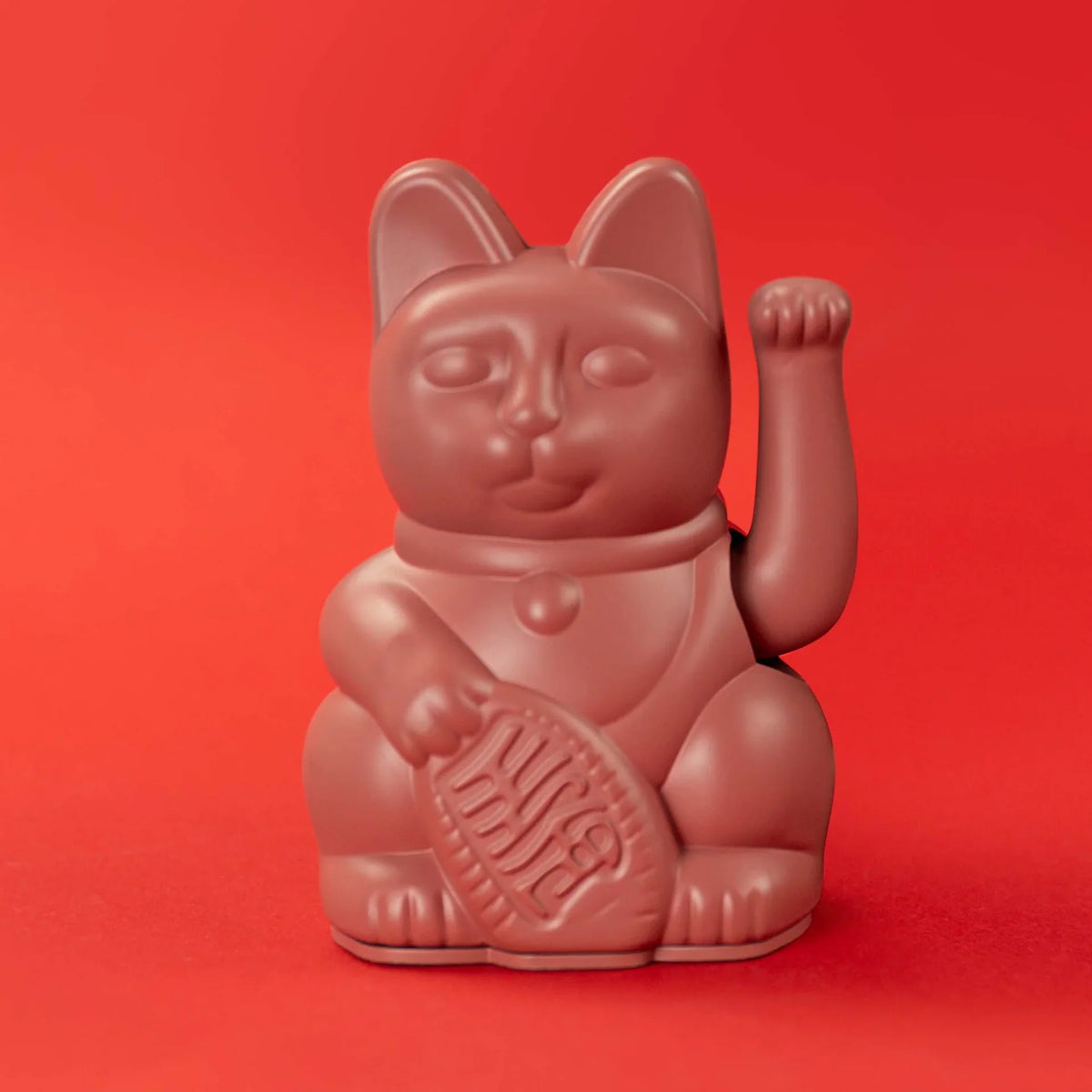 Mise en situation : Mini Chat Chanceux Fruits Rouges -  Édition MissPompadour – Donkey Products