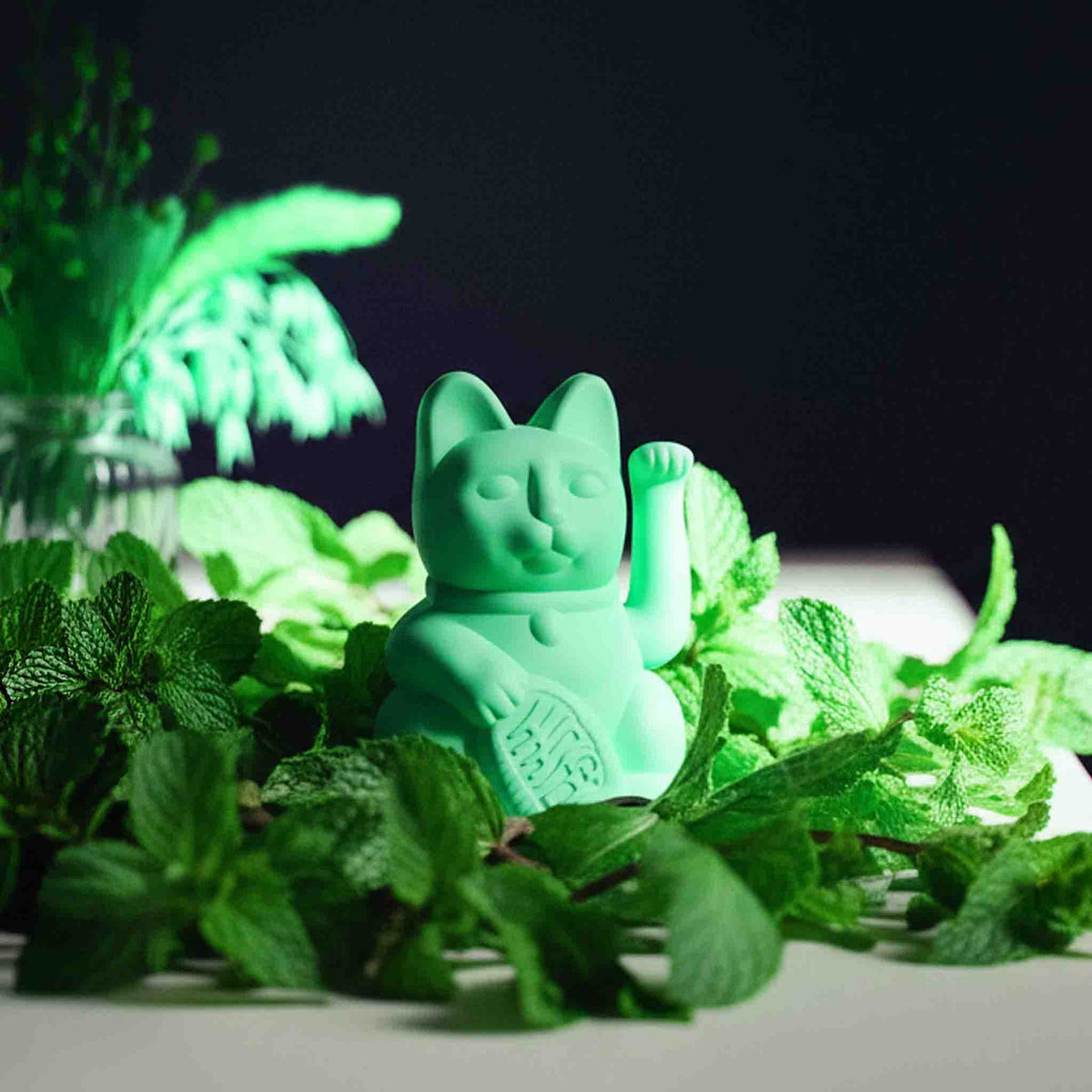 Mise en situation : Mini Chat Chanceux Vert Menthe "Mei" – Donkey Products