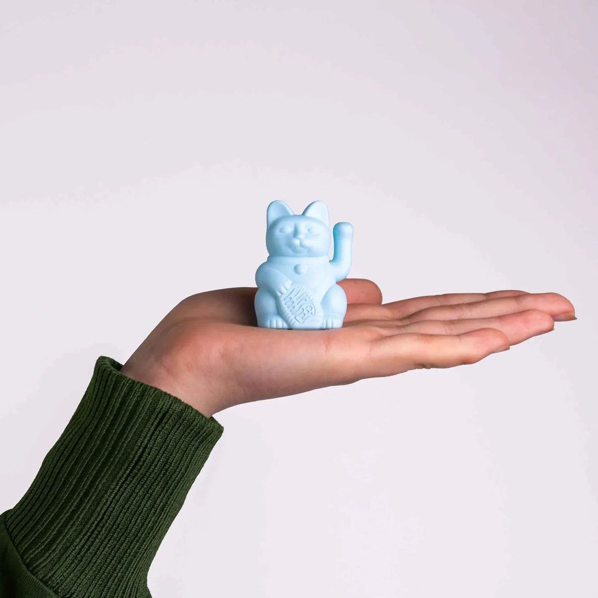 Mise en situation : Mini Chat Chanceux Solaire Bleu Clair – Donkey Products