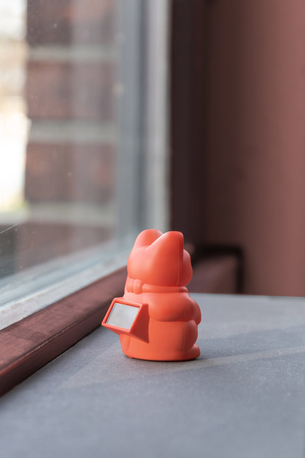 Mini gatto fortunato arancione solare al neon