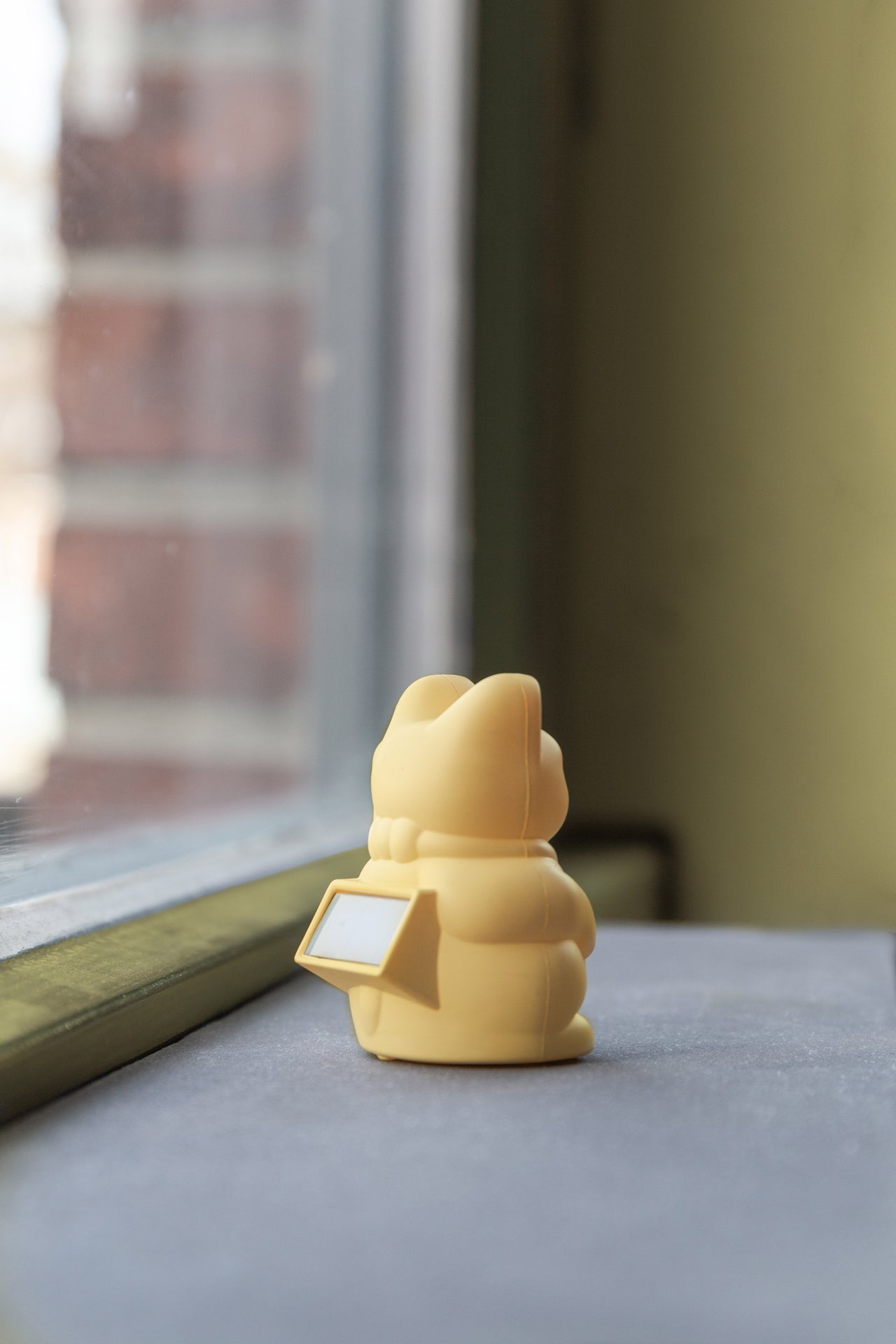 Mini gato de la suerte amarillo solar