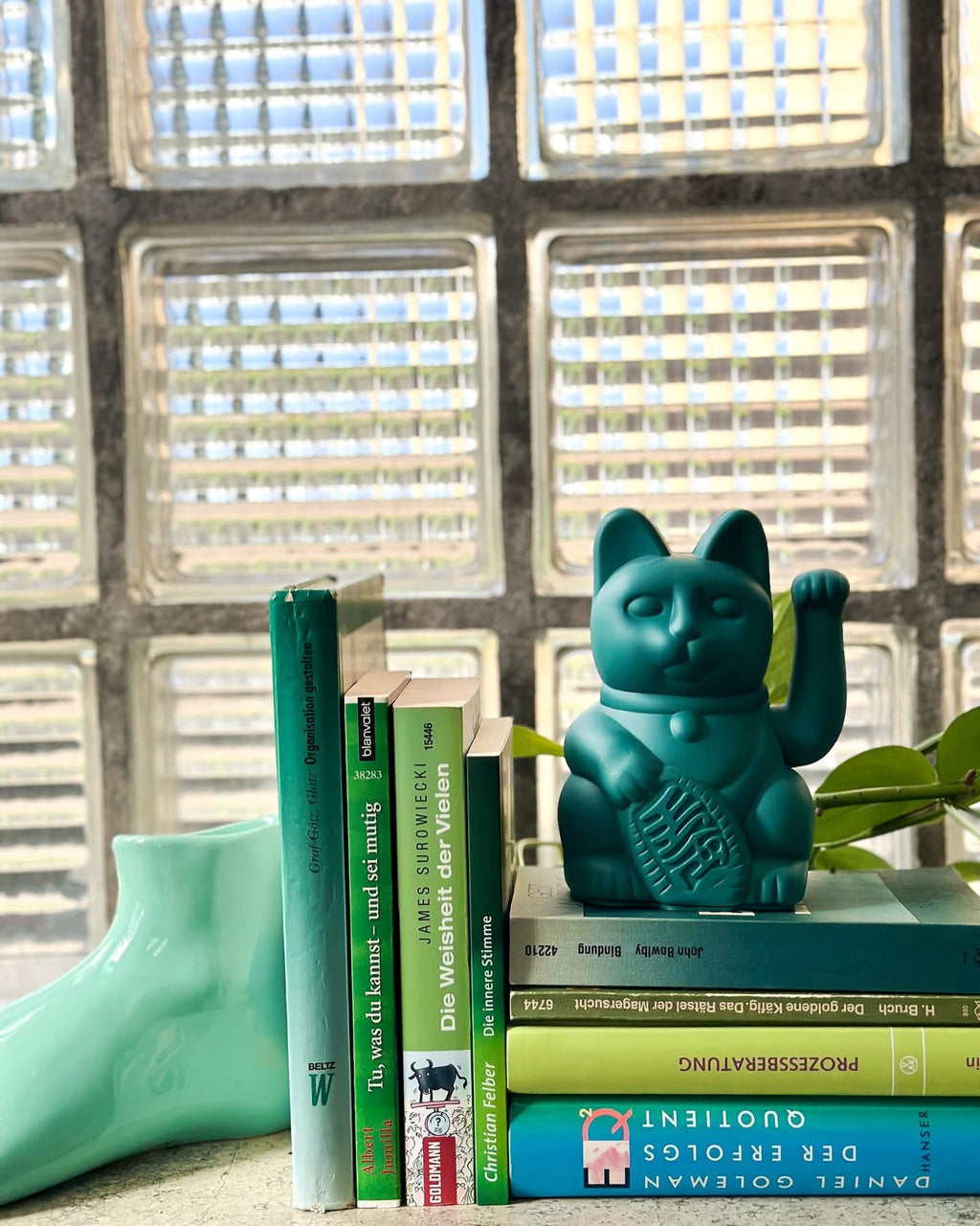 Srečna zelena mačka