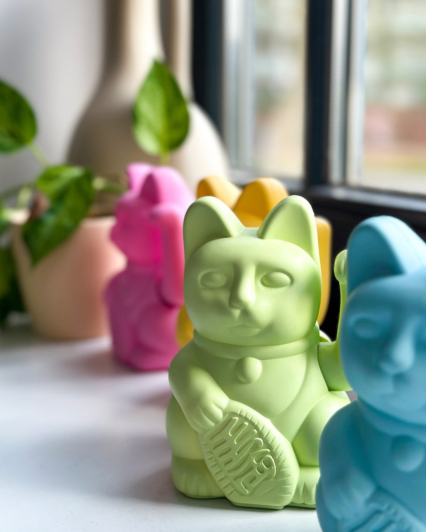 Gatto fortunato rosa brillante