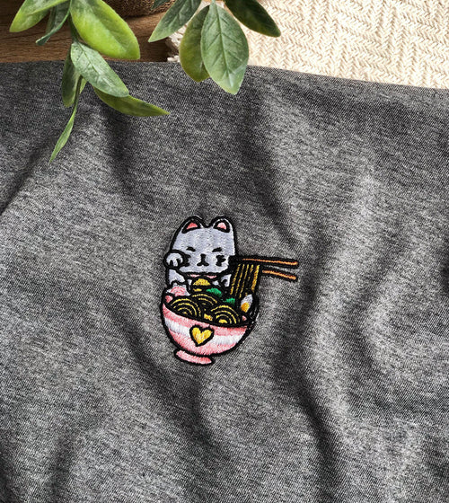 T-shirt ricamata con gatto portafortuna - Amante del ramen - Maneki Neko - vista principale - Just-a-t-shirt