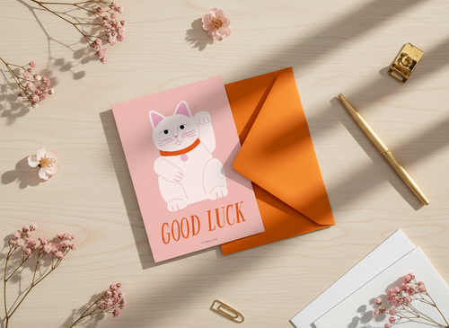 Carte de vœux - Chat Chanceux "Good Luck" - Maneki Neko - vue de côté - Typealive