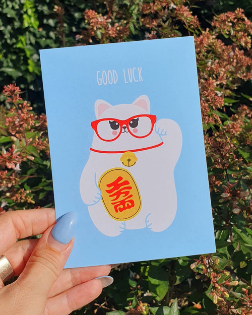 Carte Postale Chat Chanceux « Good Luck » - Maneki Neko - vue de côté - Studio-inktvis