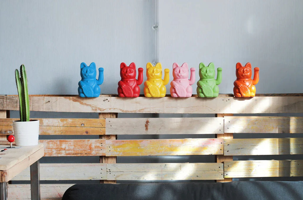 chat-chanceux-rouge-violet-diminuto-cielo 