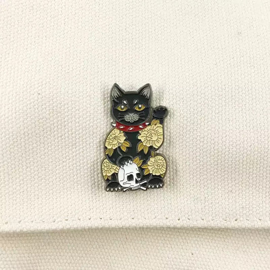 Svart Lucky Cat Skull Pin