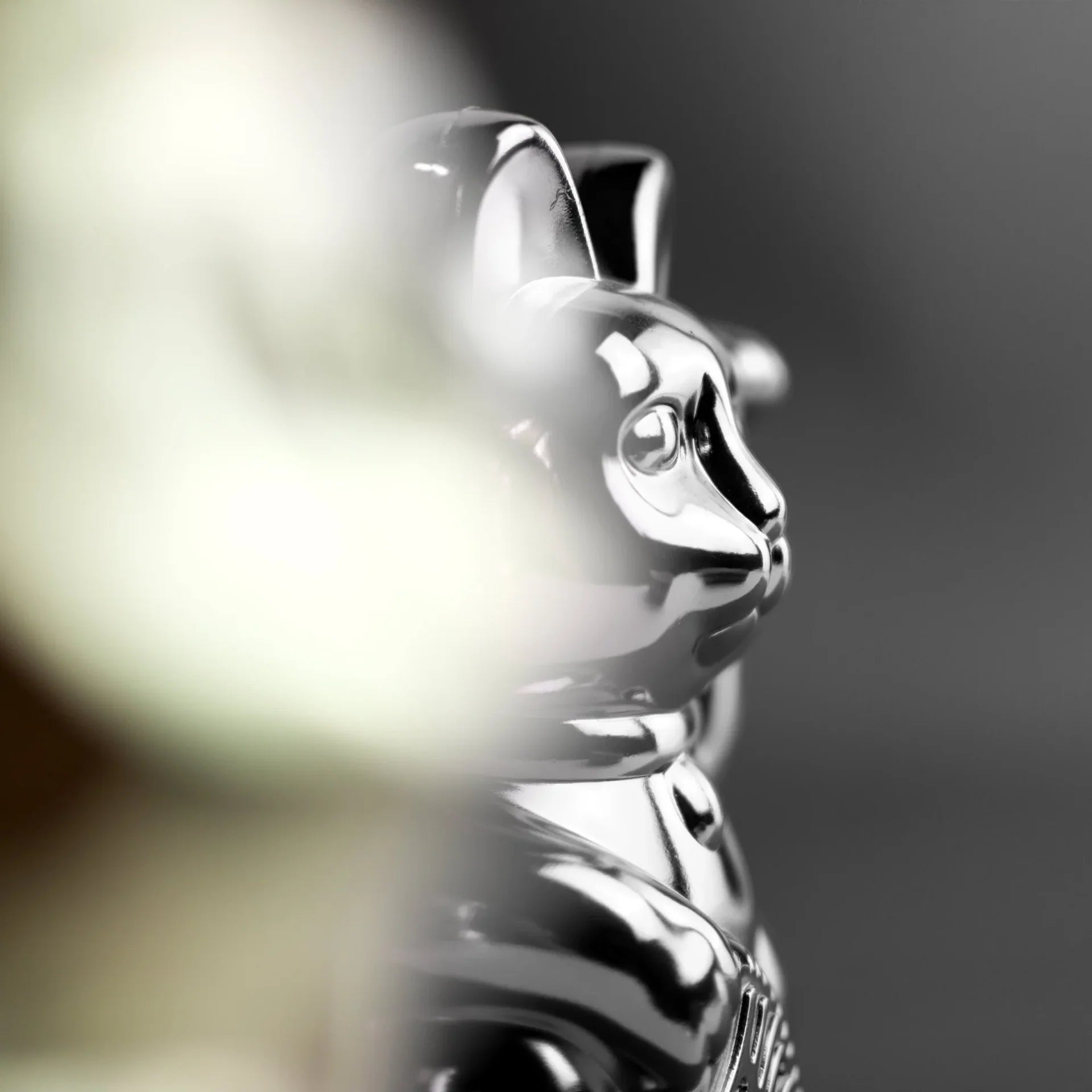 Gato de la suerte plateado brillante - Edición cósmica