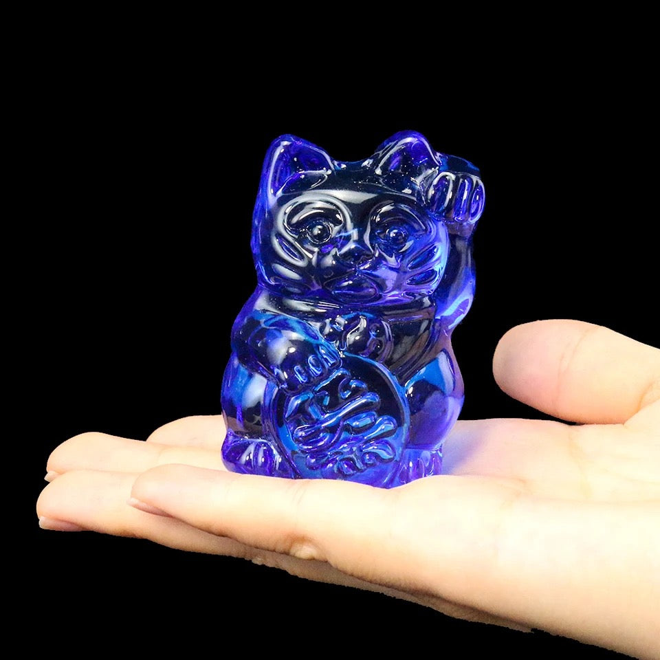Statuetta blu del gatto portafortuna
